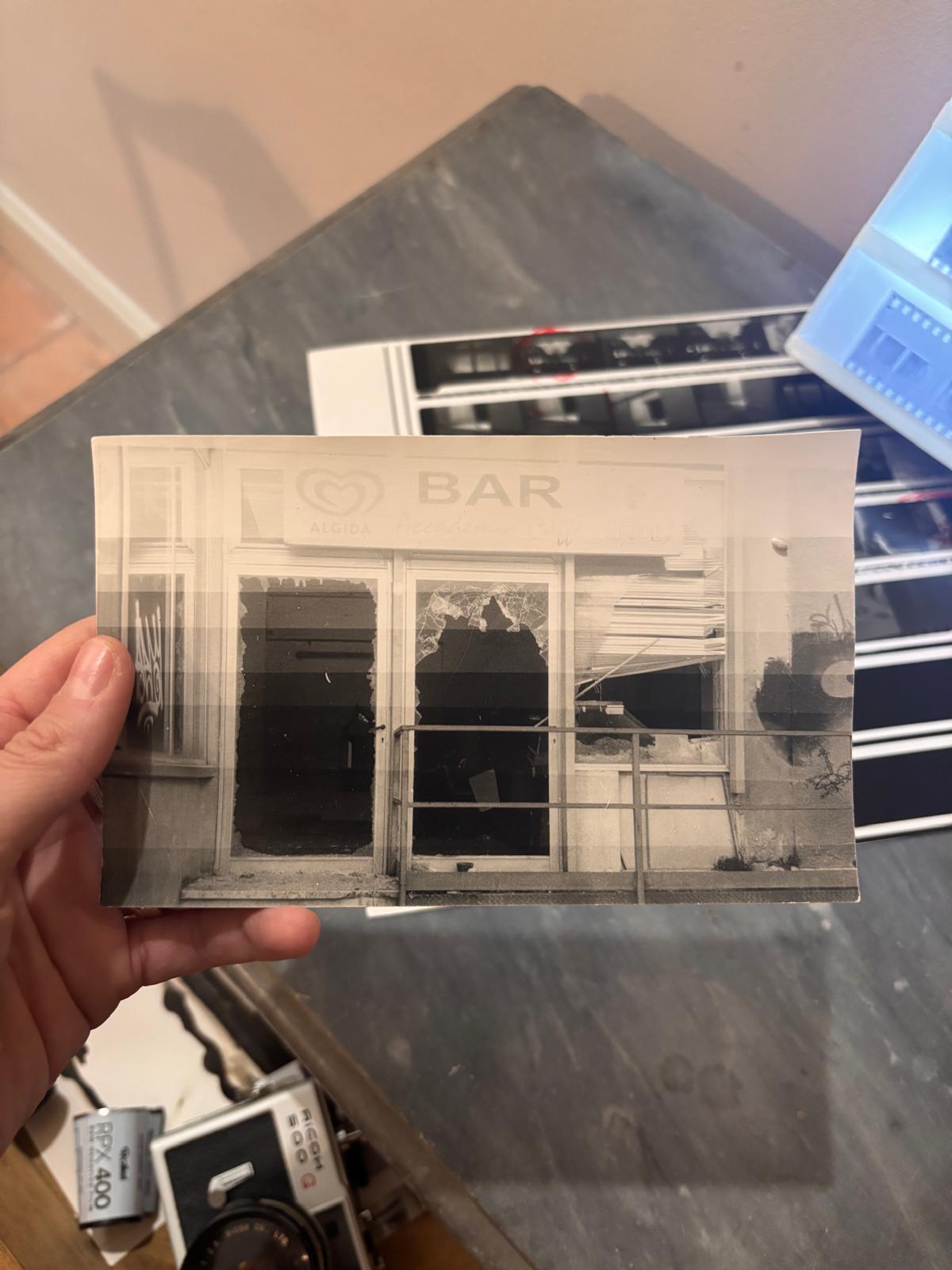 Fotografia in bianco e nero di un bar