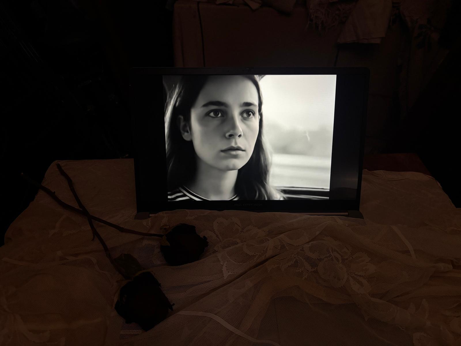 Installazione video con ritratto in bianco e nero