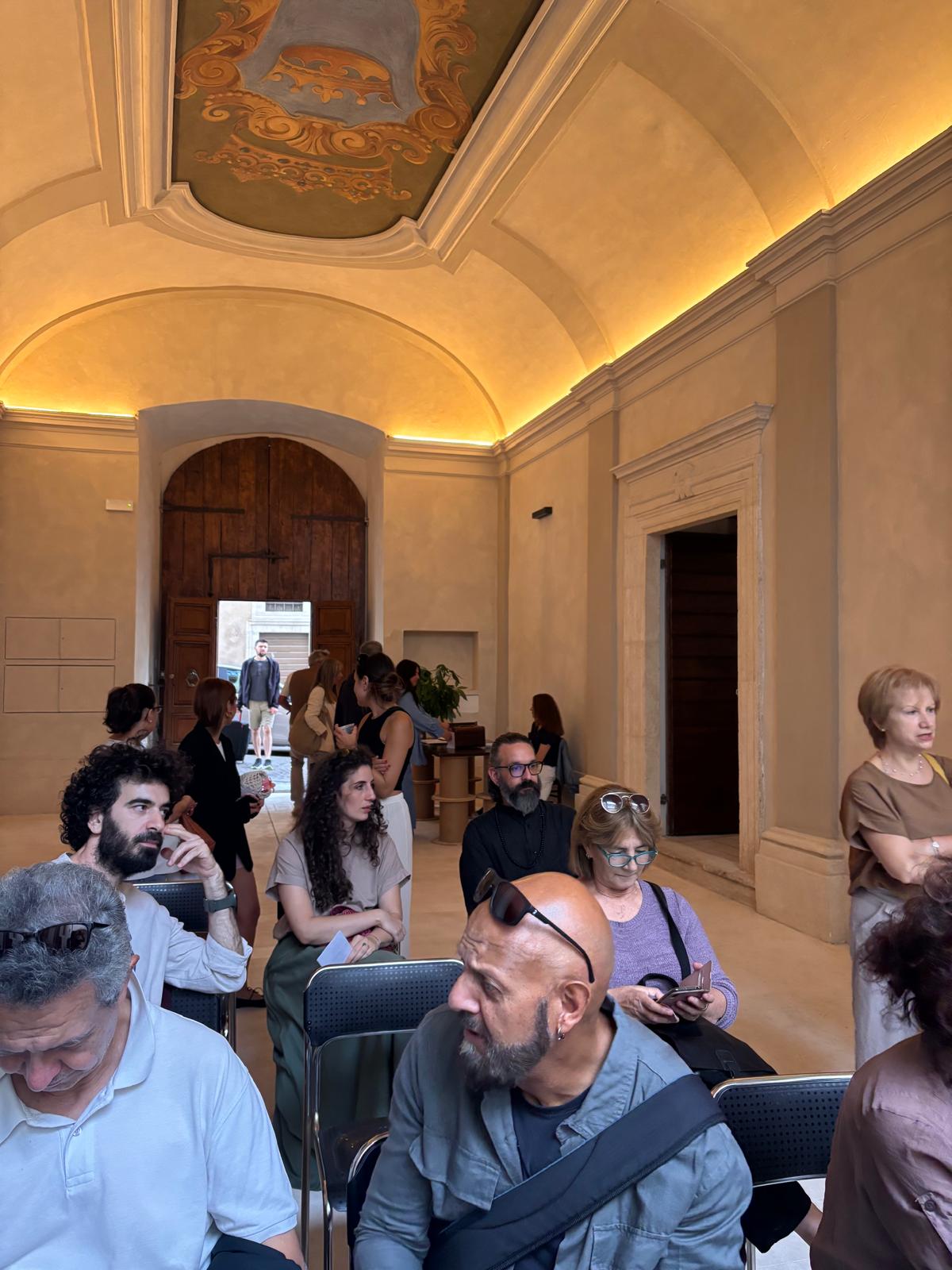 Sala espositiva con soffitto affrescato