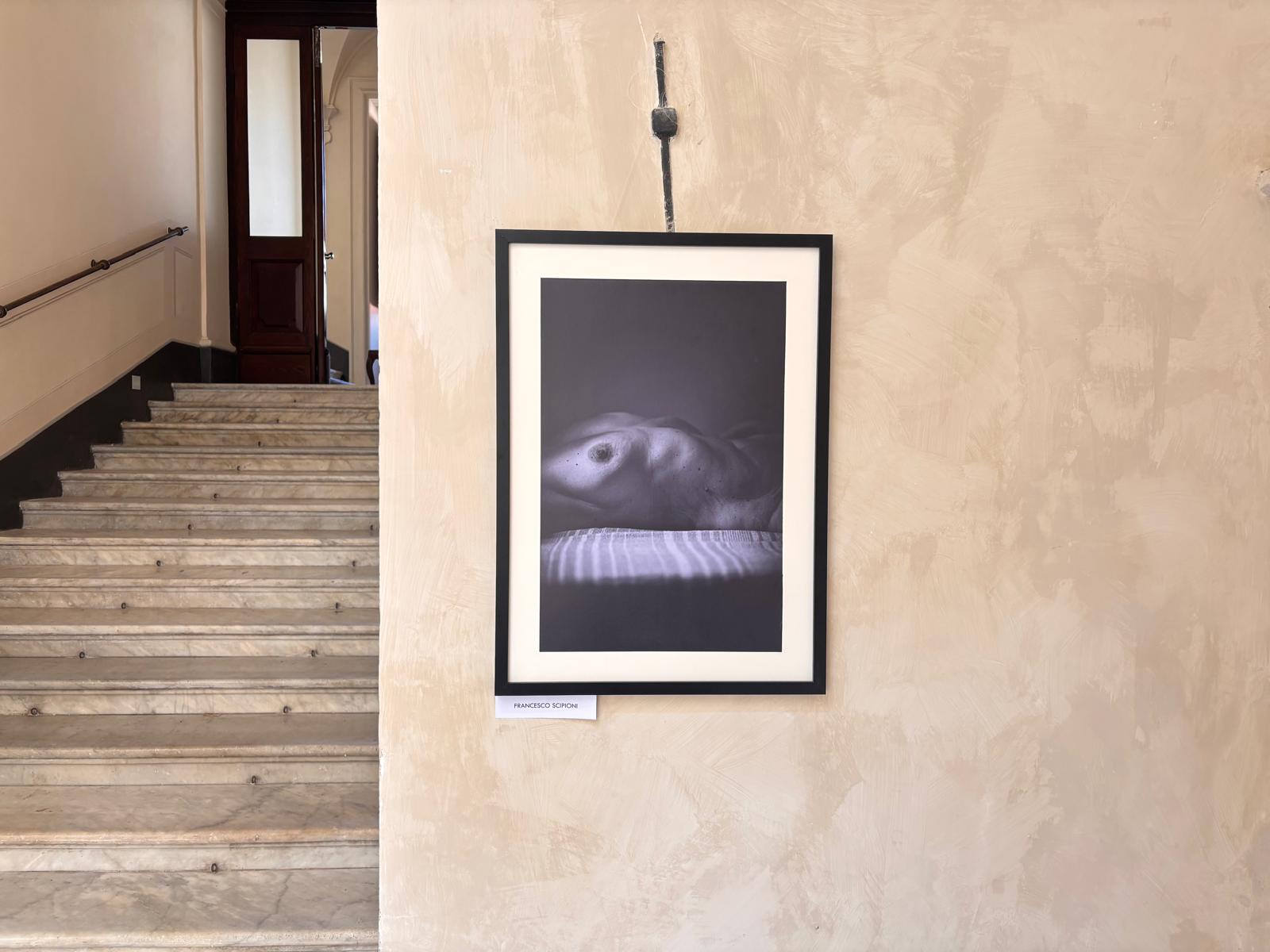 Fotografia in bianco e nero incorniciata su parete beige