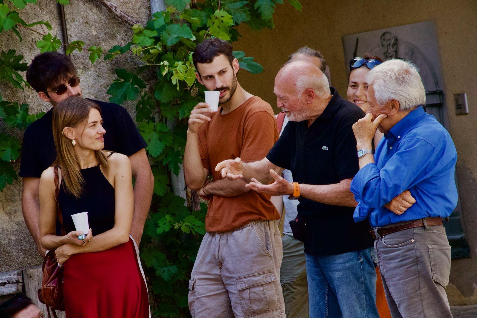 Gruppo di persone in cortile con vite
