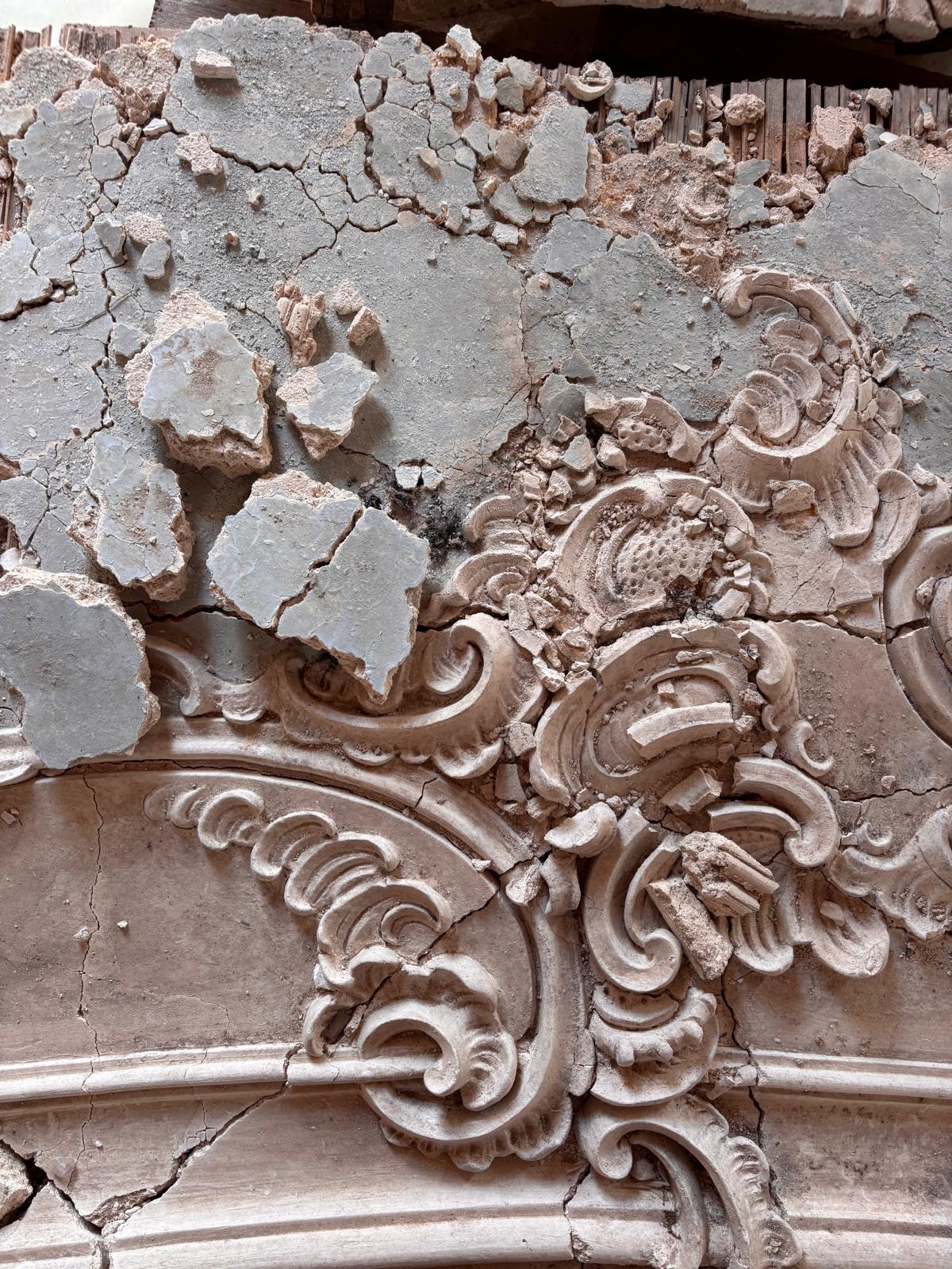 Dettaglio di stucco decorativo danneggiato