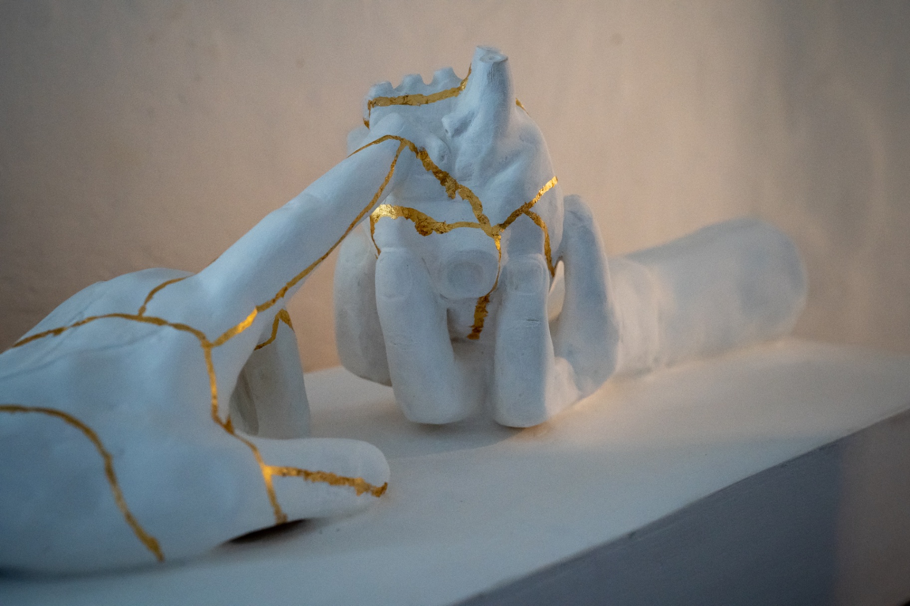 Mani in gesso con kintsugi