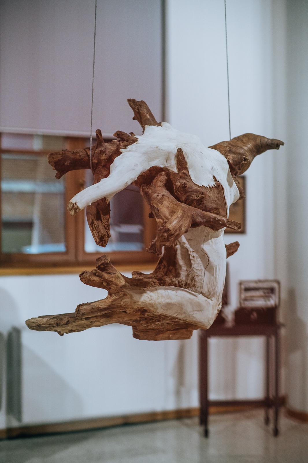 Scultura sospesa in legno e gesso