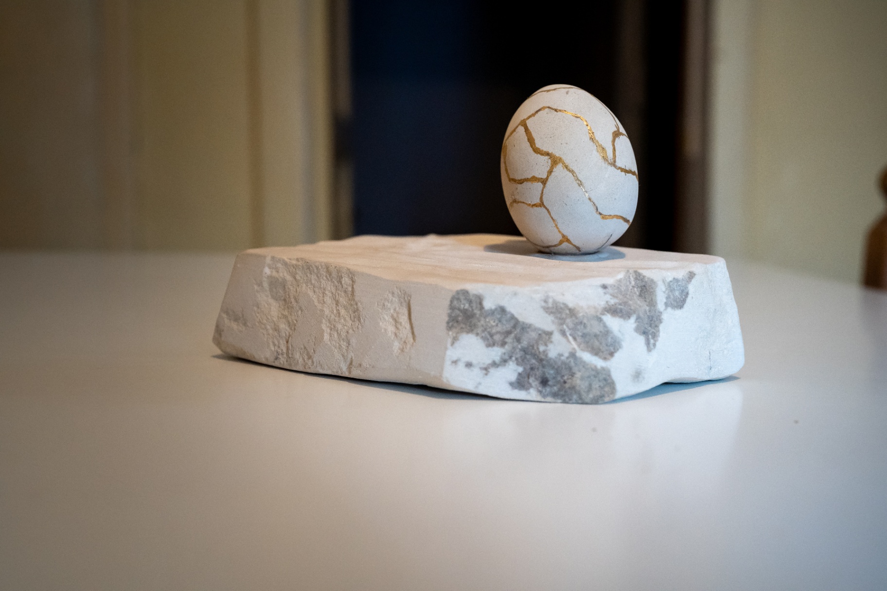 Uovo con kintsugi su pietra