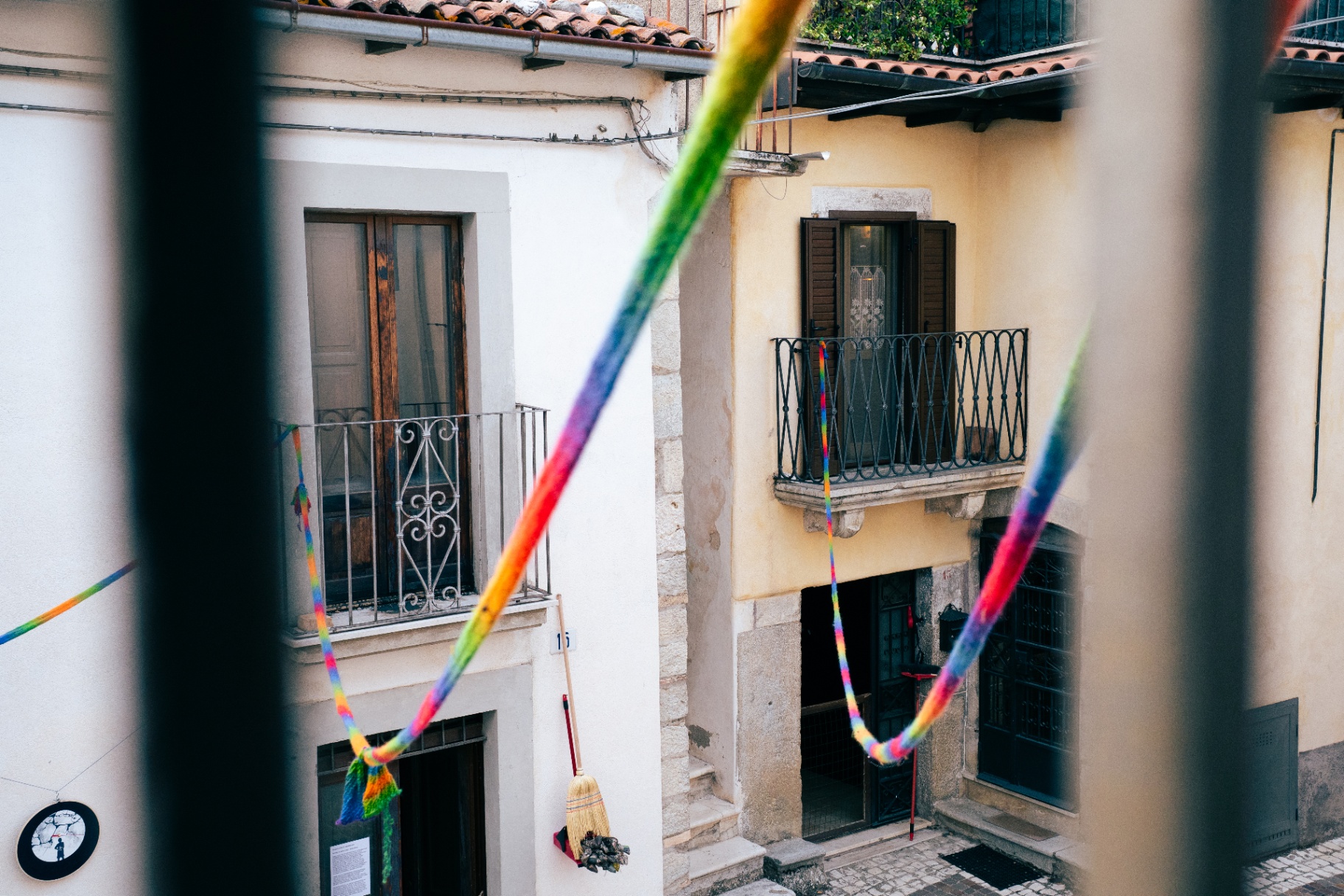 Cortile con nastri arcobaleno