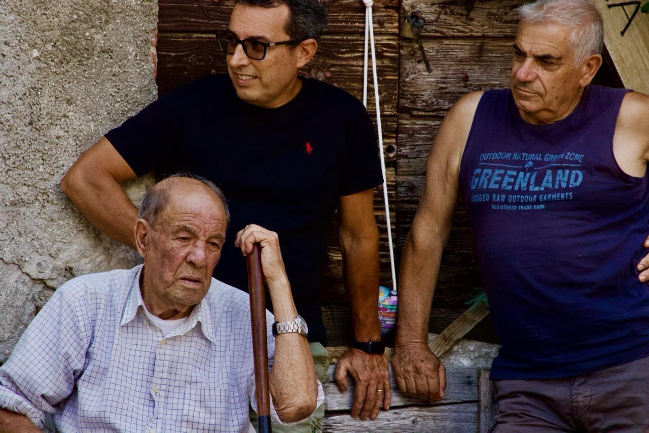 Ritratto di gruppo con anziano e bastone