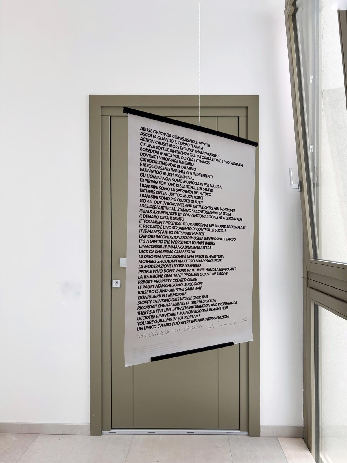 Manifesto con testo appeso su porta