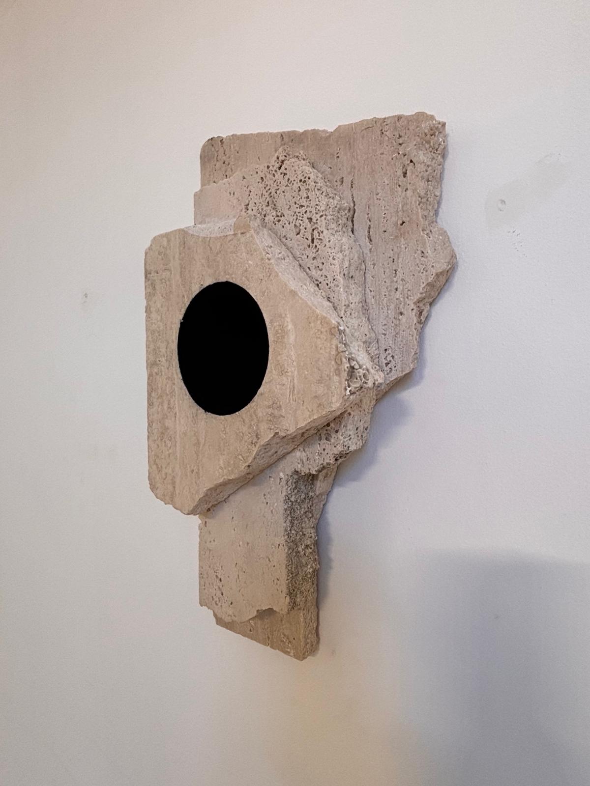 Scultura in travertino con foro nero