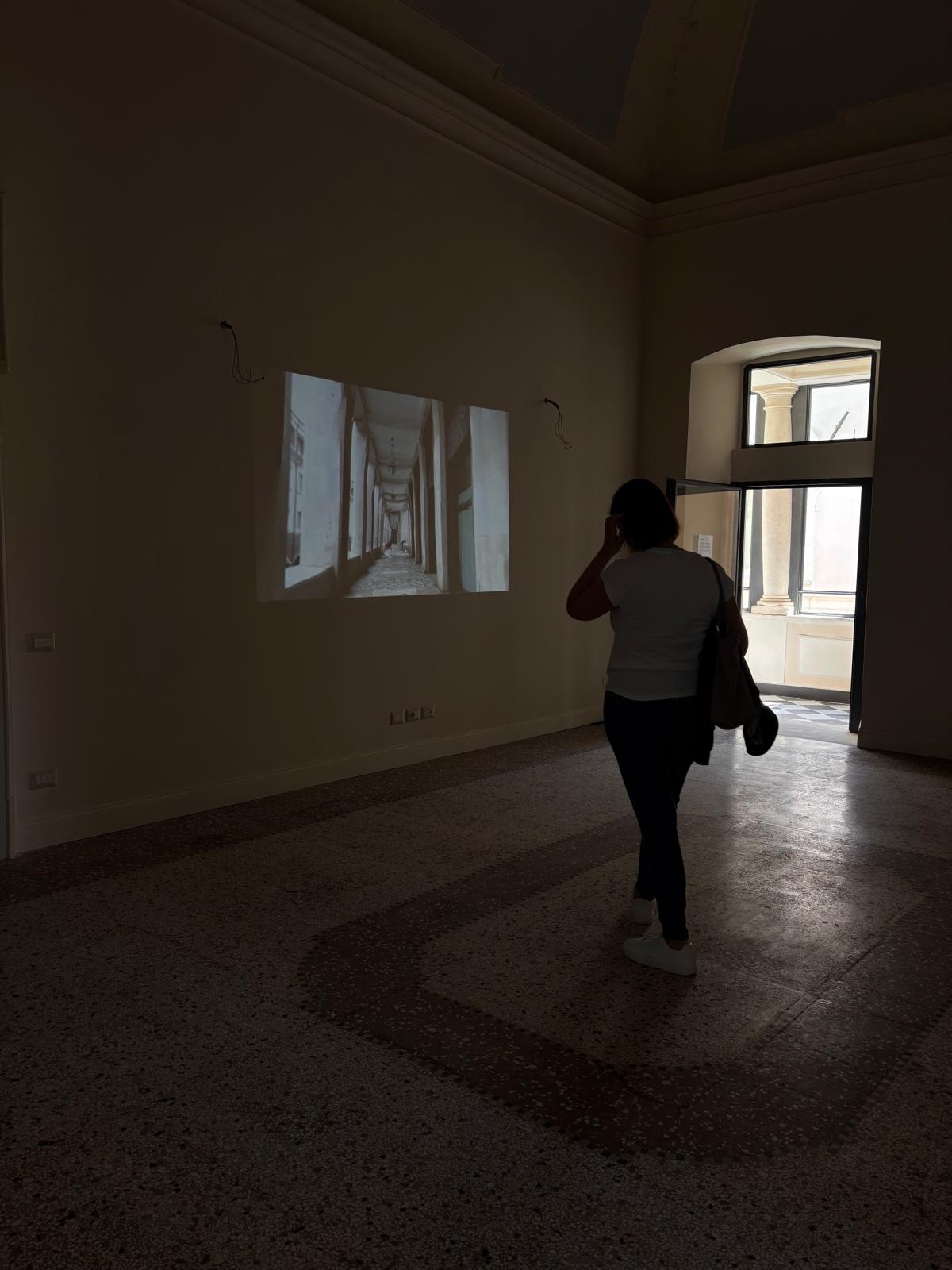 Proiezione video in sala con pavimento in graniglia