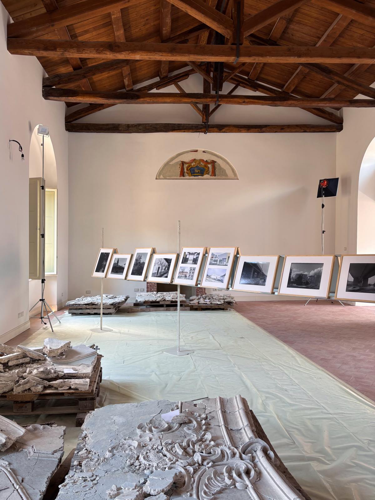 Allestimento con stampe fotografiche e frammenti di intonaco