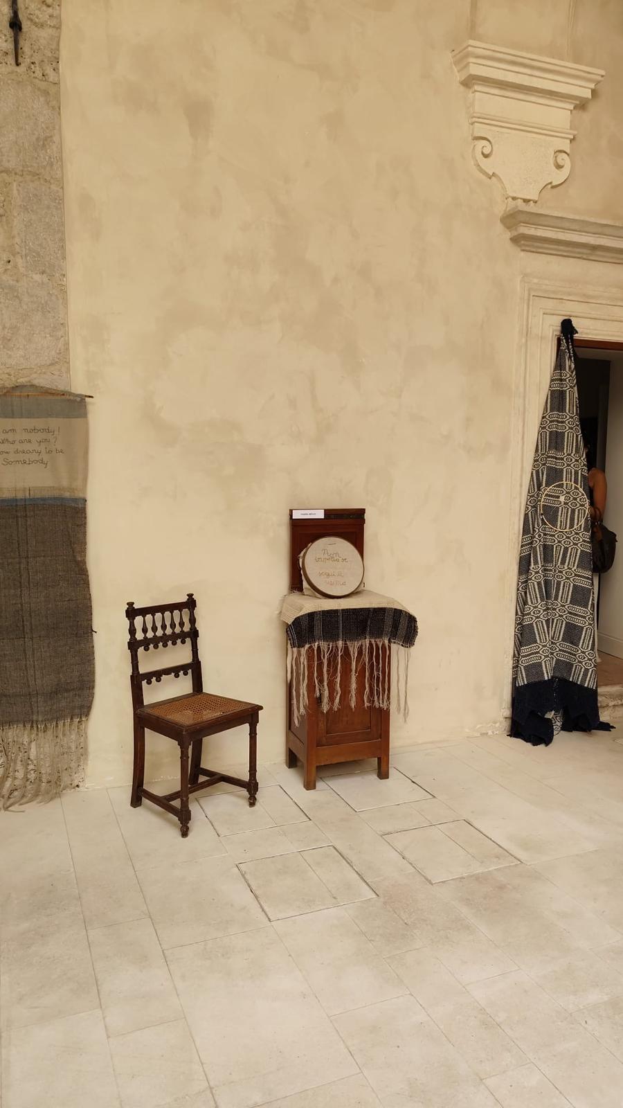 Installazione con sedia, tamburello e tessuti